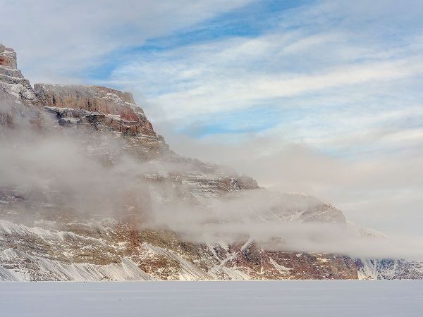 Zwick, Martin 아티스트의 Storen Island-frozen into the sea ice of the Uummannaq fjord system during winter-Greenland-Danish 작품입니다.